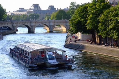Children cruise on the seine